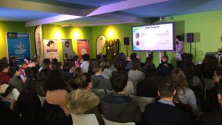 Après avoir travaillé sur leur projet, consulté des exposants, écouté les conseils de coachs professionnels, les candidats à Agreen startup « pichent » devant les visiteurs du salon et un jury. Les lauréats recoivent de belles dotations.©François Arnould Après avoir travaillé sur leur projet, consulté des exposants, écouté les conseils de coachs professionnels, les candidats à Agreen startup « pichent » devant les visiteurs du salon et un jury. Les lauréats recoivent de belles dotations.©François Arnould